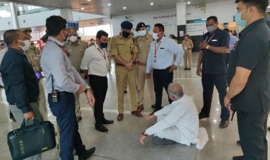 Big breaking छत्तीसगढ़ के मुख्यमंत्री भूपेश बघेल लखनऊ एयरपोर्ट पर धरने में बैठे