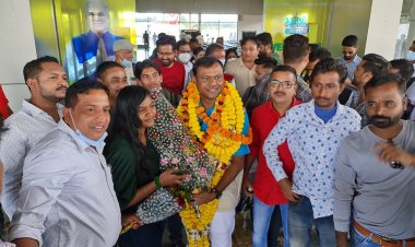 Video  सांसद दीपक बैज के प्रयास से सभी यात्री विशेष विमान से पहुंचे जगदलपुर ...