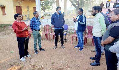 टीकाकरण केन्द्र का जायजा लेने मारडूम पंहुचे कलेक्टर,  सुबह 8 बजे टीकाकरण केंद्र को बंद पाए जाने पर सचिव को किया निलंबित.. 