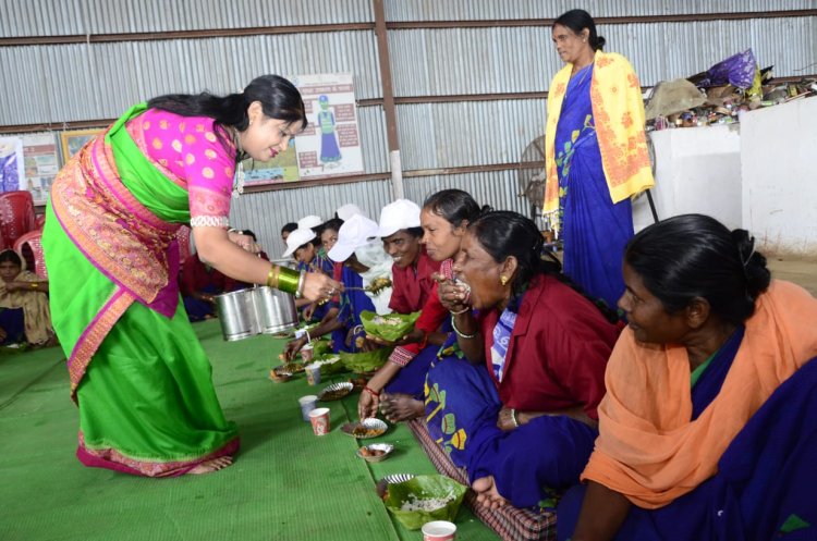 श्रमिकों के साथ जीरो वेस्ट सेंटर में बोरे-बासी तिहार का आयोजन,