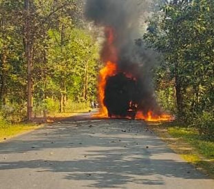 सुकमा में चलते ट्रक में लगी आग, NH-30 पर हुआ हादसा, ड्राइवर और हेल्पर ने ट्रक से कूदकर बचाई जान