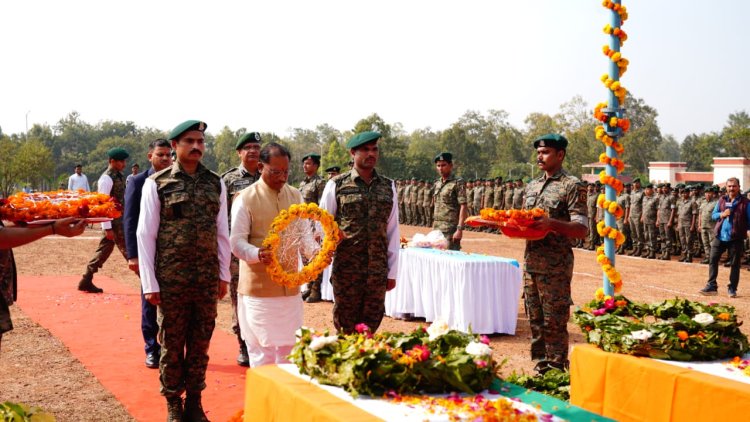 मुख्यमंत्री  विष्णु देव साय ने शहीद जवानों के पार्थिव शरीर पर पुष्पचक्र अर्पित कर श्रद्धांजलि दी