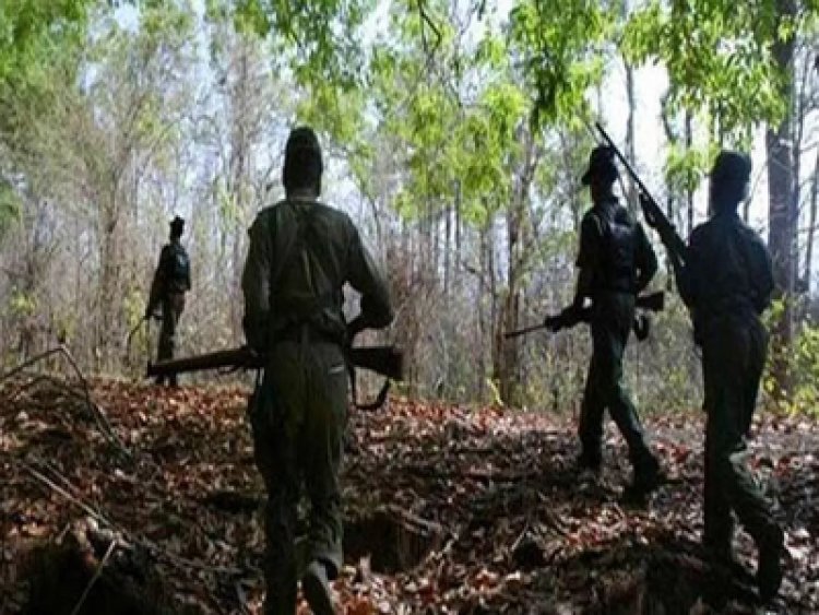 Naxal Breaking :- नक्सलियों ने मुखबिर के शक पर युवक की गला रेत कर  दी हत्या…!!