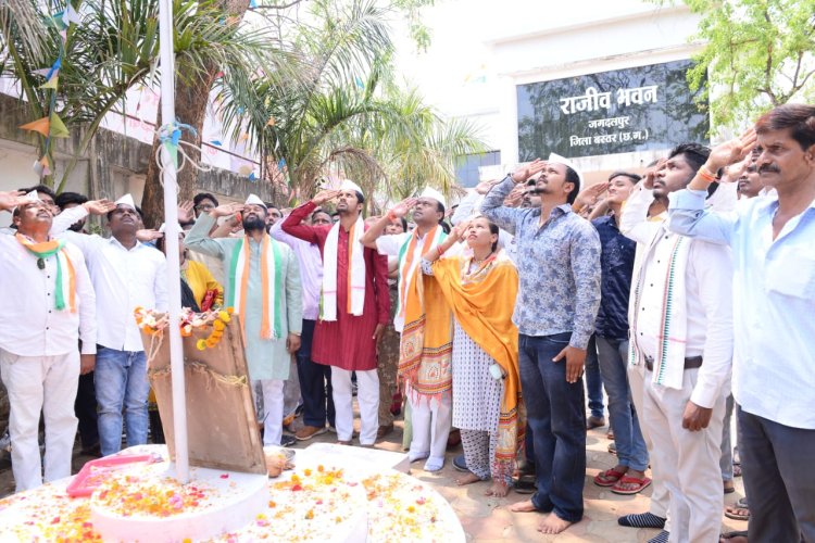 भारतीय राष्ट्रीय छात्र संगठन के स्थापना दिवस पर प्रदेश कॉंग्रेस अध्यक्ष दीपक बैज ने राजीव भवन में किया ध्वजारोहण