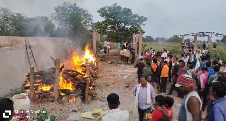 महानदी नाव हादसे में जान गवाने वाले लोगों का किया गया अंतिम संस्कार...गांव में पसरा मातम