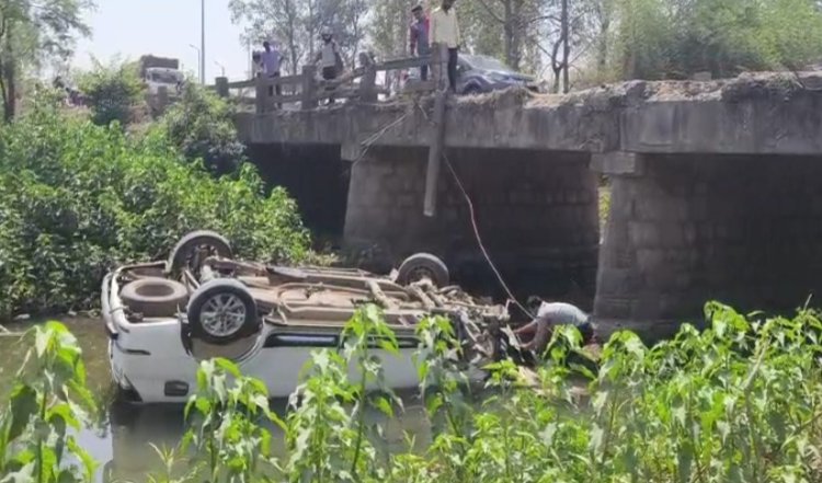 अस्थि विसर्जन कर लौट रहा परिवार हादसे का शिकार...मवेशियों को बचाने के चक्कर में नाले में गिरी कार