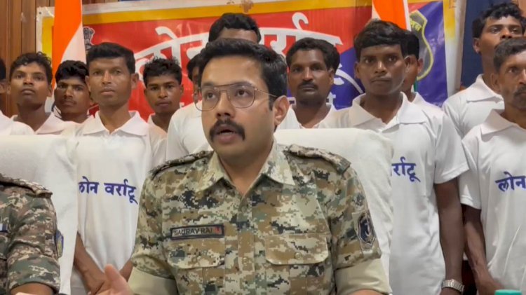 CG ब्रेकिंग : पुलिस को मिली बड़ी सफलता, तीसरे चरण के मतदान से ठीक पहले 3 ईनामी नक्सलियों सहित 35 ने किया आत्मसमर्पण...कई बड़ी वारदातों में थे शामिल...!!