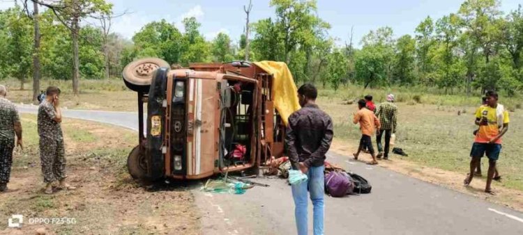 CG ACCIDENT : अनियंत्रित होकर पलटी बारातियों से भरी गाड़ी...एक दर्जन लोग घायल