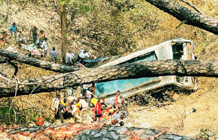 accident: 150 फीट गहरी खाई में गिरी बस, 22 की मौत