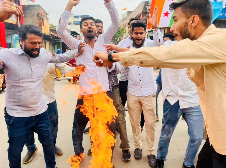 बस्तर जिला एनएसयूआई शहर/ग्रामीण ने रायपुर में हुए लोहंडीगुड़ा छात्र की हत्या के विरोध में किया मुख्यमंत्री व गृहमंत्री का पुतला दहन