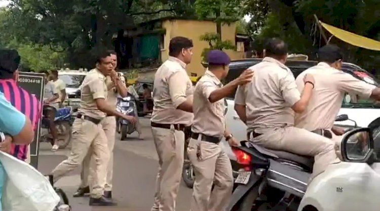 CG - गुंडागर्दी पर उतरे पुलिस वाले : पुलिसवालों ने की आपस में जमकर मारपीट, वर्दी का बीच सड़क पर बना तमाशा, वजह जानकर हो जाएंगे हैरान.....