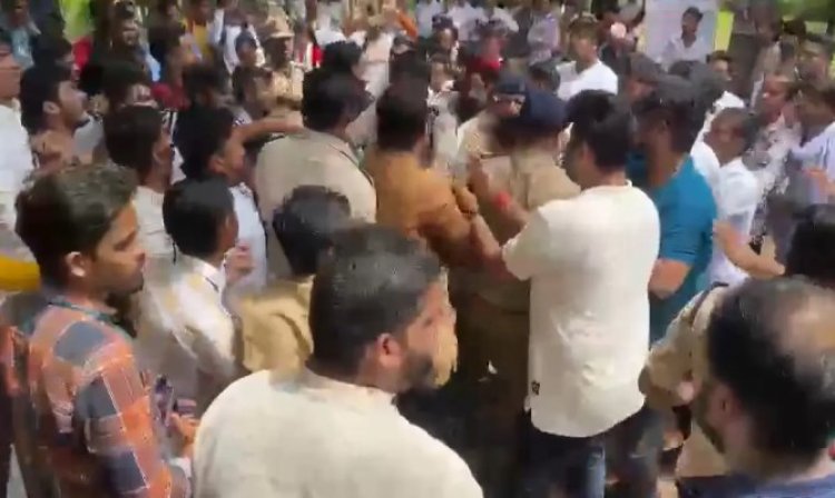 छत्तीसगढ़ कॉलेज में बवाल; आपस में भिड़े ABVP और NSUI कार्यकर्ता, बीच बचाव करने गए पुलिसकर्मियों को भी पड़े लात-घूसे