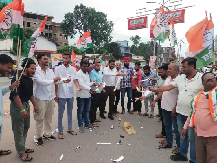 बस्तर जिला युवा कांग्रेस ने स्मार्ट मीटर ब बिजली दर बढ़ोतरी के विरोध में बिजली बिल जलाकर प्रदेश सरकार के खिलाफ किया विरोध प्रदर्शन