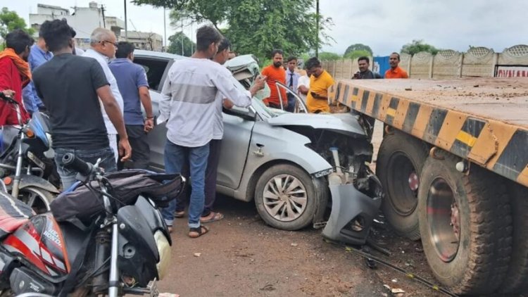 CG  : तेज रफ्तार कार खड़ी ट्रेलर से टकराई...मां बेटी सहित तीन लोगों की दर्दनाक मौत, दो गंभीर