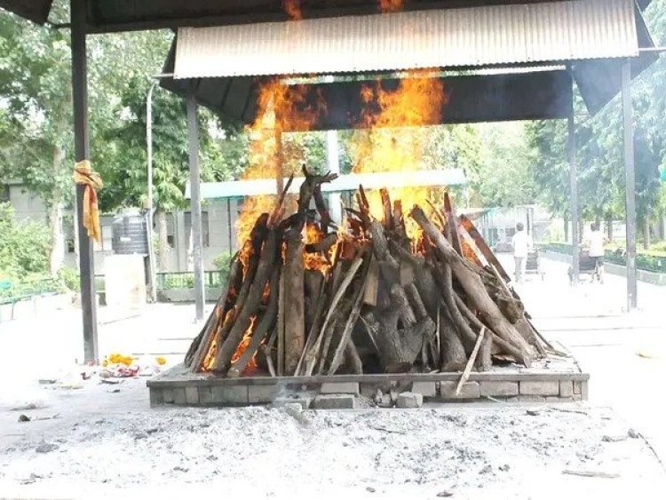 मरने के बाद 2 गज जमीन के लिए हुआ बवाल : शमशान घाट के रास्ते पर खड़ी कर दी दीवार, शव के अंतिम संस्कार को लेकर दो आपस में भिड़े लोग, फिर जो हुआ