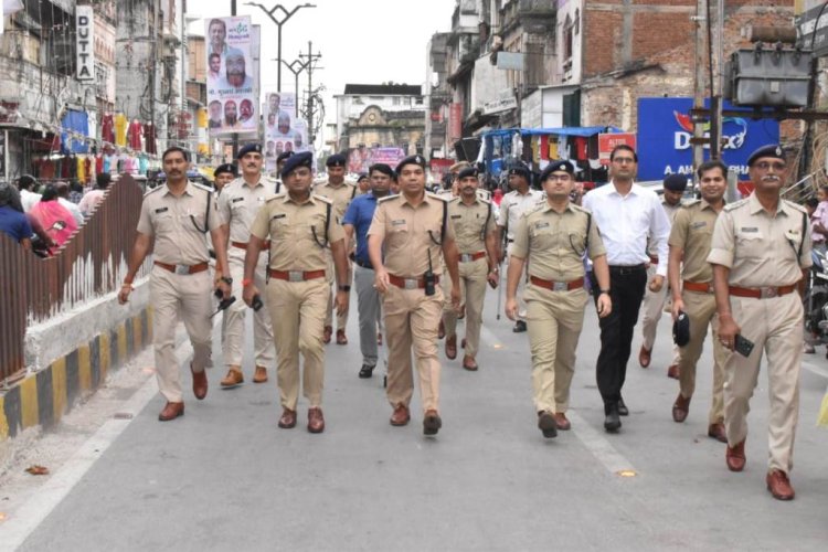 रायपुर पुलिस का फ्लैग मार्च: गणेश विसर्जन व ईद को देखते हुए सुरक्षा के पुख्ता इंतजाम