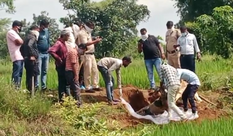 BREAKING : खेत में मिली युवक की दफनाई हुई लाश, हत्या की जताई जा रही आशंका