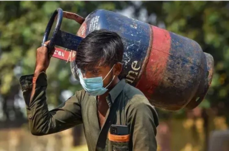 त्योहारों से पहले गैस सिलेंडर हुआ महंगा, इतने रुपए बढ़ गए एलपीजी के दाम