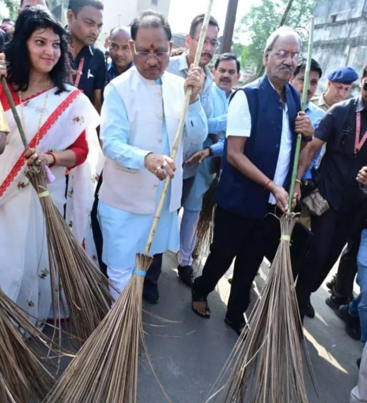 “स्वच्छ भारत” सदर बाजार इलाके में CM विष्णुदेव साय और MP बृजमोहन अग्रवाल ने लगाया झाडू