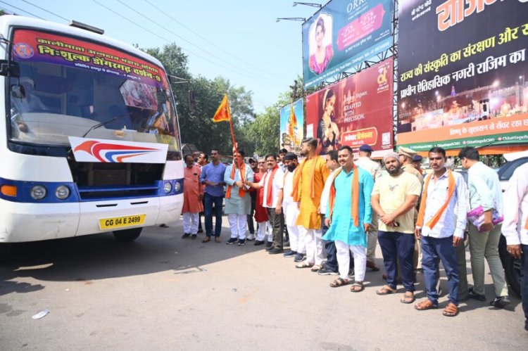 उपमुख्यमंत्री विजय शर्मा ने मां बम्लेश्वरी के दर्शन के लिए जा रहे श्रद्धालुओं की बस को झंडी दिखाकर किया रवाना