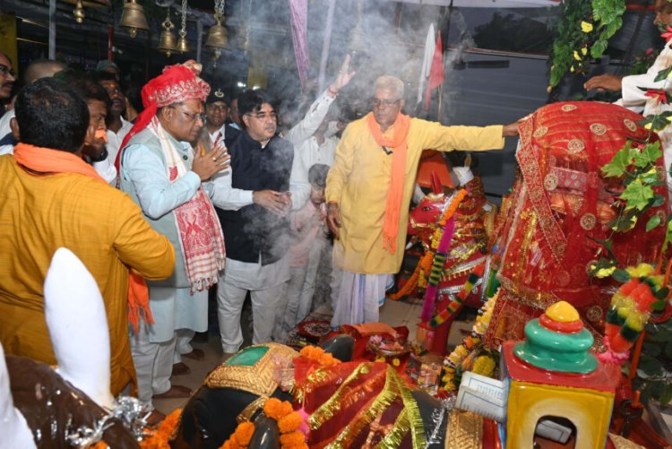 मुख्यमंत्री साय ने की अंगार मोती दाई की पूजा-अर्चना, माता को 108 मीटर चुनरी भेंटकर प्रदेशवासियों के सुख-समृद्धि और खुशहाली की कामना की