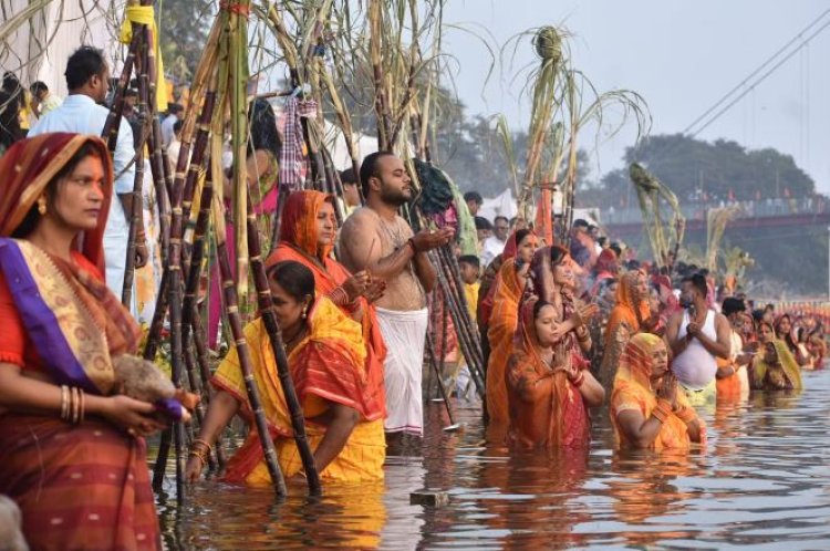 महादेव घाट पर आस्था का सैलाब, व्रती महिलाओं ने डूबते सूर्य को दिया अर्घ्य