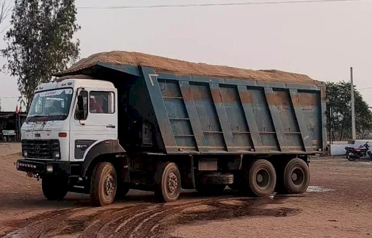 CG - बिना ढके ही धड़ल्ले से हो रही रेत की सप्लाई राहगीरों के लिए बनी बड़ी समस्या...पढ़े पूरी खबर...!!