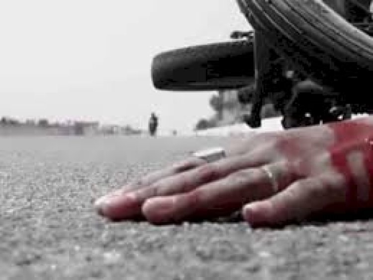 CG - तेज रफ्तार हाइवा की चपेट में आए बाइक सवार, 2 युवकों की हुई दर्दनाक मौत, बाइक के उड़े परखच्चे......