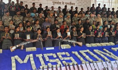 बस्तर में बड़ा नक्सली सरेंडर, 3 करोड़ 95 लाख के इनामी 108 माओवादियों ने किया आत्मसमर्पण  3 करोड़ 60 लाख रुपये 1 किलो सोना सहित भारी मात्रा में हथियार भी बरामद 