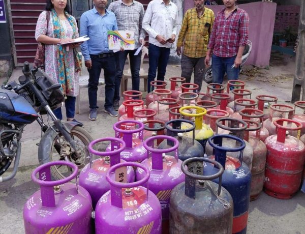 खाद्य विभाग की टीम ने अवैध गैस रिफिलिंग कर रहे घर पर मारा छापा 