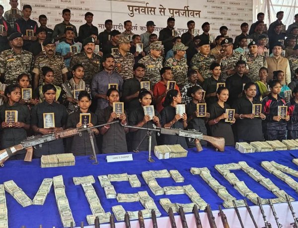 बस्तर में बड़ा नक्सली सरेंडर, 3 करोड़ 95 लाख के इनामी 108 माओवादियों ने किया आत्मसमर्पण  3 करोड़ 60 लाख रुपये 1 किलो सोना सहित भारी मात्रा में हथियार भी बरामद 