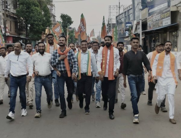 नवनियुक्त भाजपा युवा टीम ने माँ दंतेश्वरी मंदिर जा कर लिया माँ का आशीर्वाद, पदयात्रा और आतिशबाजी के साथ किया शक्ति प्रदर्शन