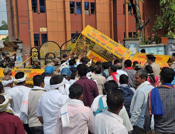 प्रतापगंजपारा की भूमि को लेकर आदिवासी समाज का उग्र विरोध, निगम घेराव कर कलेक्टर को सौंपा ज्ञापन