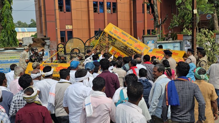 प्रतापगंजपारा की भूमि को लेकर आदिवासी समाज का उग्र विरोध, निगम घेराव कर कलेक्टर को सौंपा ज्ञापन