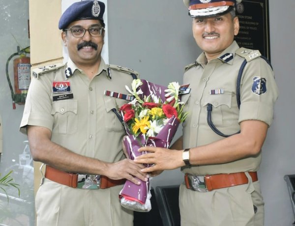 सुन्दरराज पट्टलिंगम ने एनआईए में प्रतिनियुक्ति पर जाने से पहले नए आईजी को सौंपी बस्तर की जिम्मेदारी, बद्रीनारायण मीणा ने संभाली आईजी की कमान, मिशन-2026 को आगे बढ़ाने का संकल्प